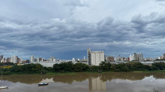 Lunes gris con posibles lluvias débiles en toda la región