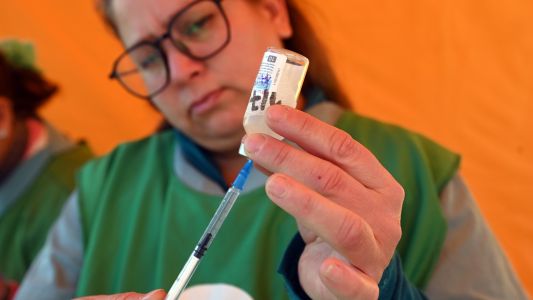 Continúa la campaña de vacunación en la Asociación de Comerciantes de Aristóbulo del Valle