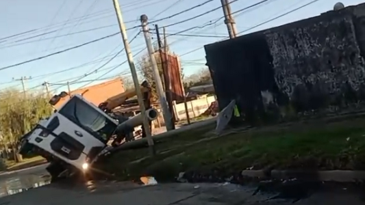 Cedió parte del terreno y volcó un camión de alumbrado en el norte de Santa Fe