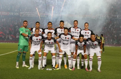 Colón llega a Caseros para defender la punta del grupo A