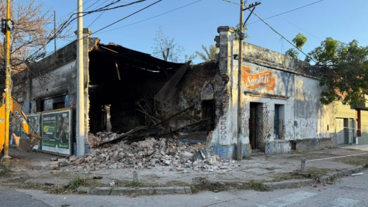 Derribaron la casona que funcionaba como búnker de drogas en el barrio Sur