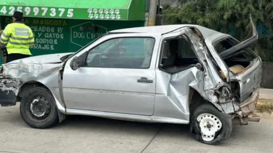 Choque en Ruta 1: un camión cruzó en rojo y embistió a una madre con sus dos hijos en Colastiné