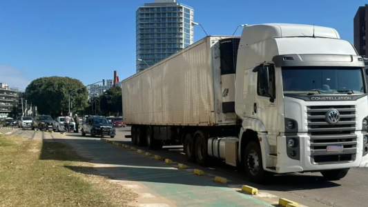 Un choque entre un camión y un auto generó demoras en avenida Alem
