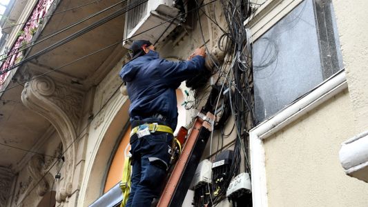 Santa Fe: continúa la limpieza de cables aéreos en la peatonal San Martín