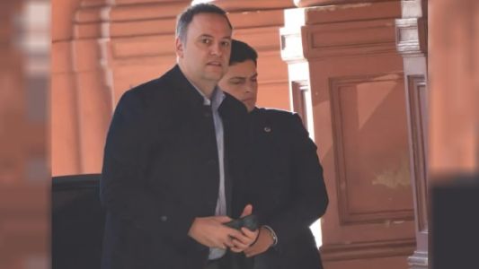 Adorni comparte abogado con la familia del jubilado que recibió un millón de dólares del caso $LIBRA