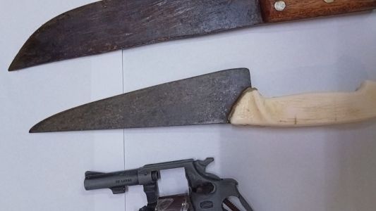 Se incautaron un arma de fuego y cuchillas tras una pelea familiar