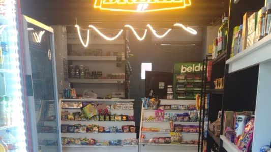 Golpeó a una empleada con una cadena y se llevó alcohol y cigarrillos de un kiosco