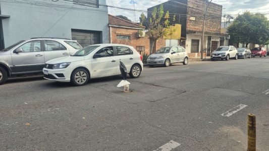 Hundimiento en la calzada complica el tránsito en un sector de barrio Sur