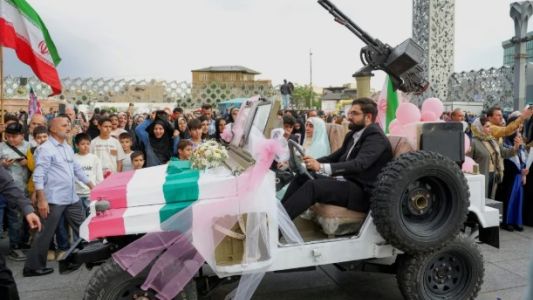 Irán: Bodas públicas de parejas dispuestas al sacrificio en la guerra contra EEUU e Israel