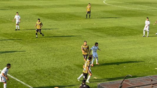 Sin jugar bien, Colón rescató un empate frente a Almirante Brown