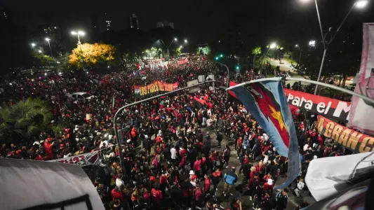 Caravana, música, cánticos y mucho fervor sabalero en la noche santafesina