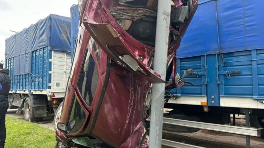 Fuerte choque entre un auto y un camión en Blas Parera: dos heridos