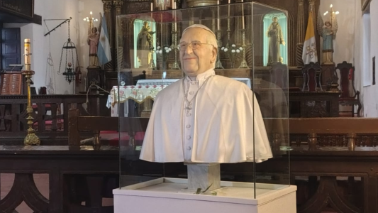 Santa Fe inauguró el primer busto en homenaje al papa Francisco