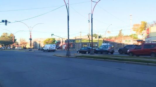 Grave accidente: iba a tomar el colectivo y fue atropellado por una moto
