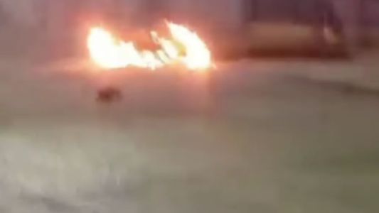 Dos menores chocaron en moto, derraparon y el vehículo se incendió