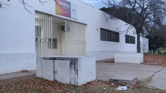 Encontraron un arma de fuego cargada en la puerta del CAF 25 del barrio Centenario