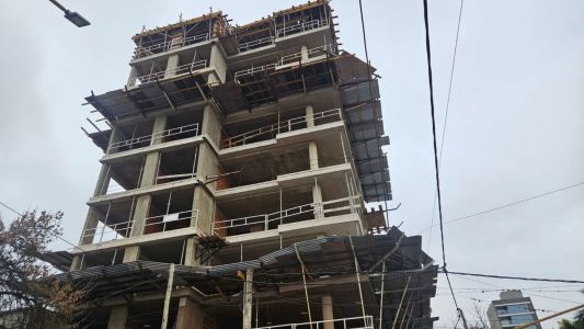 Un obrero cayó desde una obra en construcción en barrio Candioti