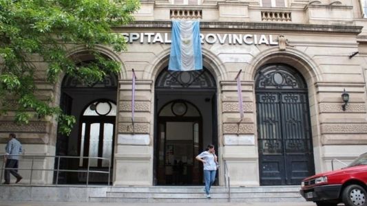 Permanece en estado crítico la mujer baleada en un kiosco de Villa Gobernador Gálvez