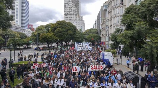 Trabajadores de la salud y organizaciones sociales marcharon a Plaza de Mayo contra el ajuste en el sector