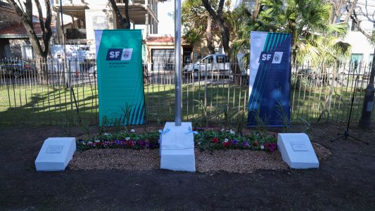 Se inauguró el monolito en homenaje a Muttis en barrio Candioti Sur