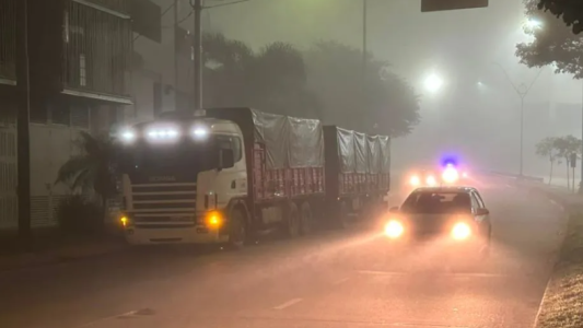 Un camión quedó detenido en avenida Alem y generó complicaciones en el tránsito
