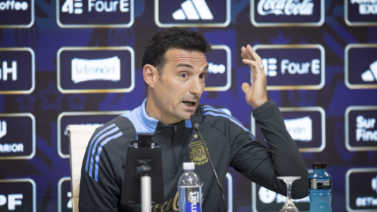 Dibu Martínez y Julián Álvarez están “disponibles” para el debut ante Argelia