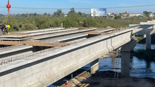 Nuevo puente Santa Fe - Santo Tomé: instalaron la máquina lanzadora de vigas