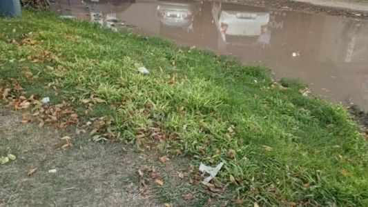 En barrio Transporte, hay un lago que no para de crecer