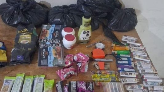 Una mujer y un hombre pasado a disponibilidad fueron sorprendidos al robar un hipermercado