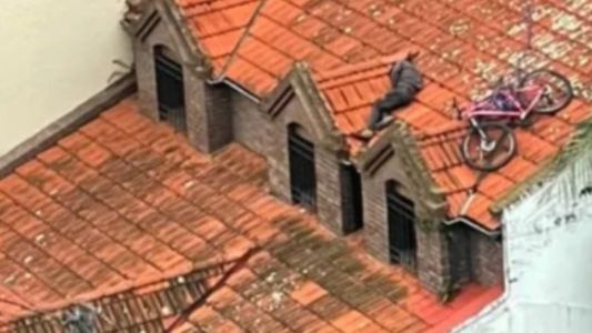 Insólito: robó una bicicleta y se quedó dormido en el techo de una casa