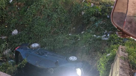 Volcó y terminó en un zanjón a metros del Puente Negro