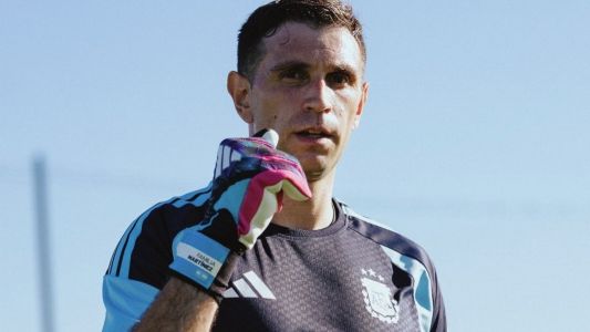 Buena noticia para Scaloni: "Dibu" Martínez entrenó con el guante derecho por primera vez