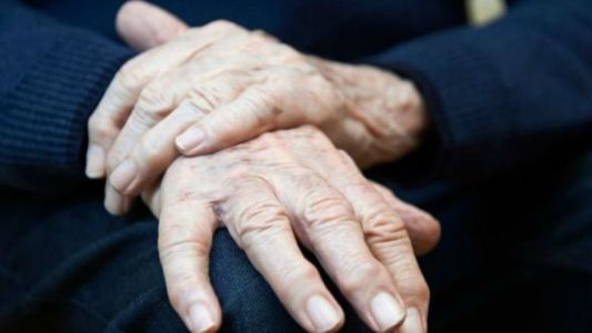 ¿Qué es el Parkinson?: los síntomas del trastorno que padecía el Indio Solari