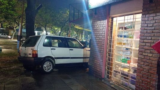 Grave accidente: un auto chocó contra la vidriera de un local en Aristóbulo del Valle