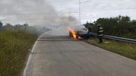 Se incendió un automóvil de manera completa en calle Gorostiaga