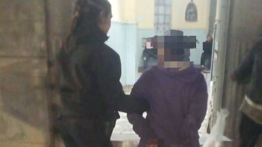 Ingresó a una panadería, atacó a la empleada y provocó destrozos
