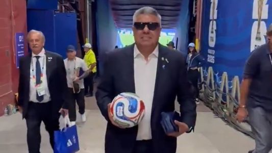 "Chiqui" Tapia se quedó con la pelota del hat-trick de Lionel Messi ante Argelia