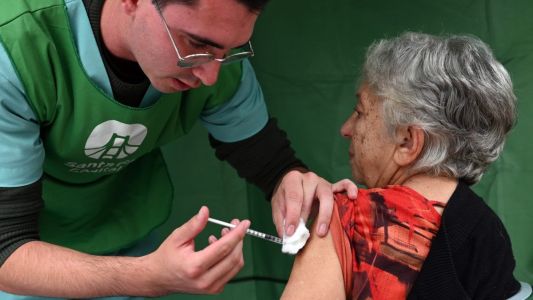 La Municipalidad continúa con la campaña de vacunación en la plaza del Folklore