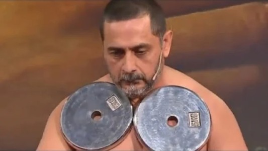 ¿Por qué se le pegan los metales a la piel?: la verdad científica sobre el “hombre imantado”