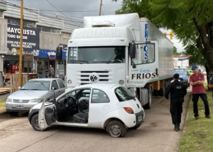 Fuerte accidente entre auto y camión en Aristóbulo del Valle y Gorriti