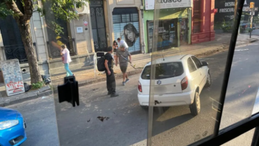 Chocó un corralito y cayó a un pozo en pleno centro de la ciudad