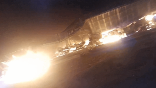 Voraz incendio y explosión en un depósito de camiones de Los Zapallos