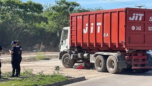 Violento choque entre una moto y un camión en avenida Peñaloza