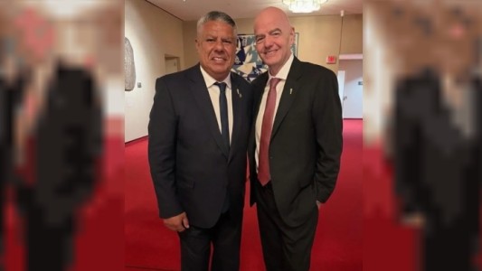 Tapia se mostró con el presidente de la FIFA en medio de la polémica por Milei y Verón