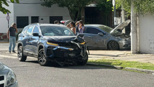Choque en el macrocentro de Santa Fe: un auto terminó sobre la vereda tras una fuerte colisión