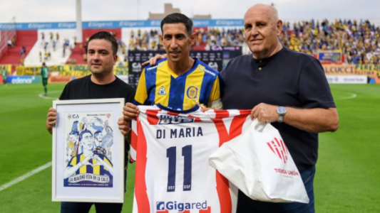 Ángel Di María fue homenajeado en el estadio 15 de Abril