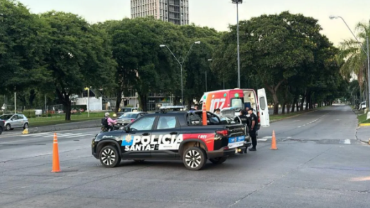 Avenida Alem: dos heridos tras un fuerte choque entre una moto y una camioneta