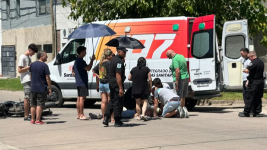 Accidente en barrio Los Hornos: una motociclista fue hospitalizada tras chocar con un auto