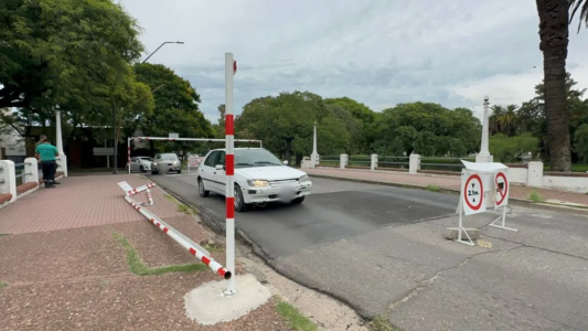 Volvieron a dañar el arco delimitador de altura del puente del Parque Garay