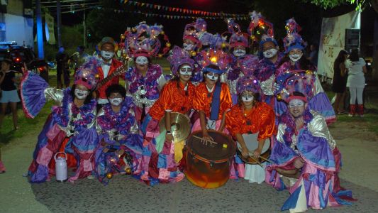 Comenzaron los Carnabarriales: en Villa del Parque hubo murgas desfiles y mucho color